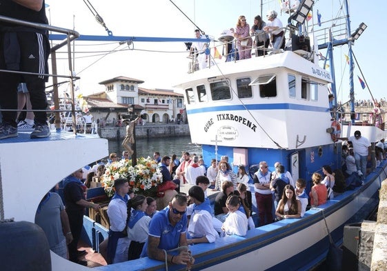 El Cristo del Amparo, en el barco, antes de comenzar la procesión marítima.