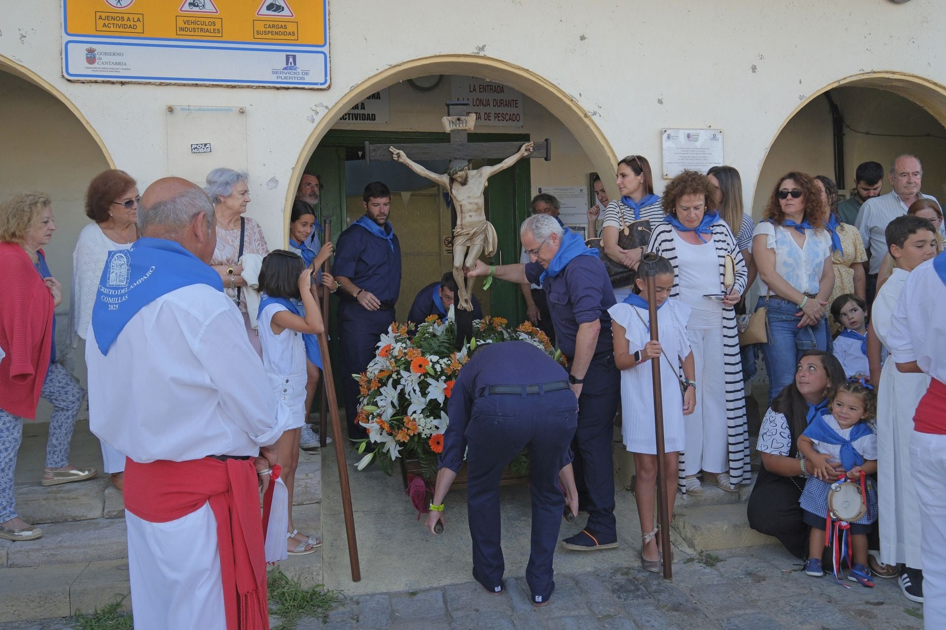 El Cristo del Amaro sale de la lonja.