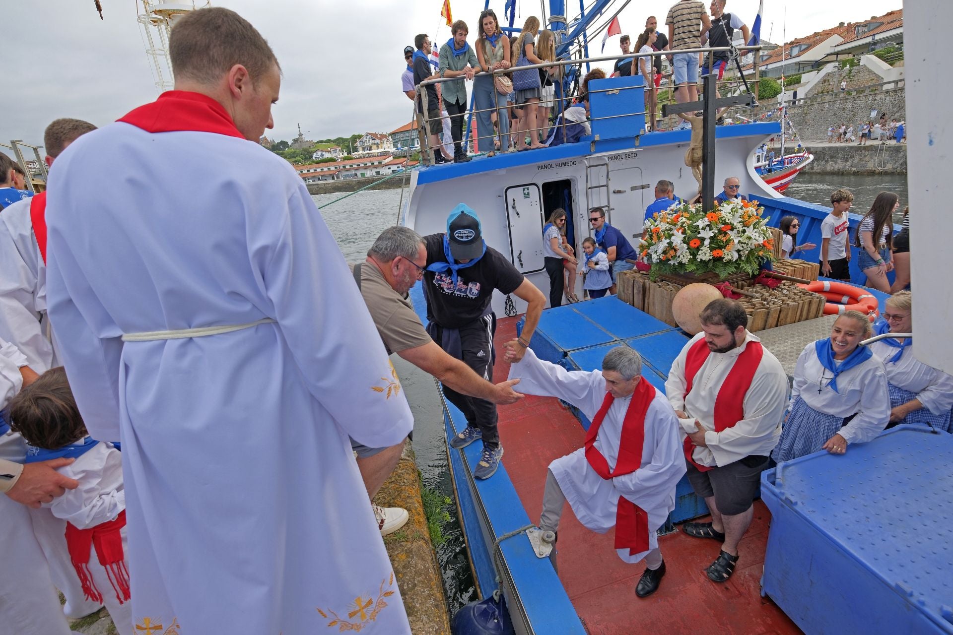 El párroco del pueblo se sumó a la celebración.