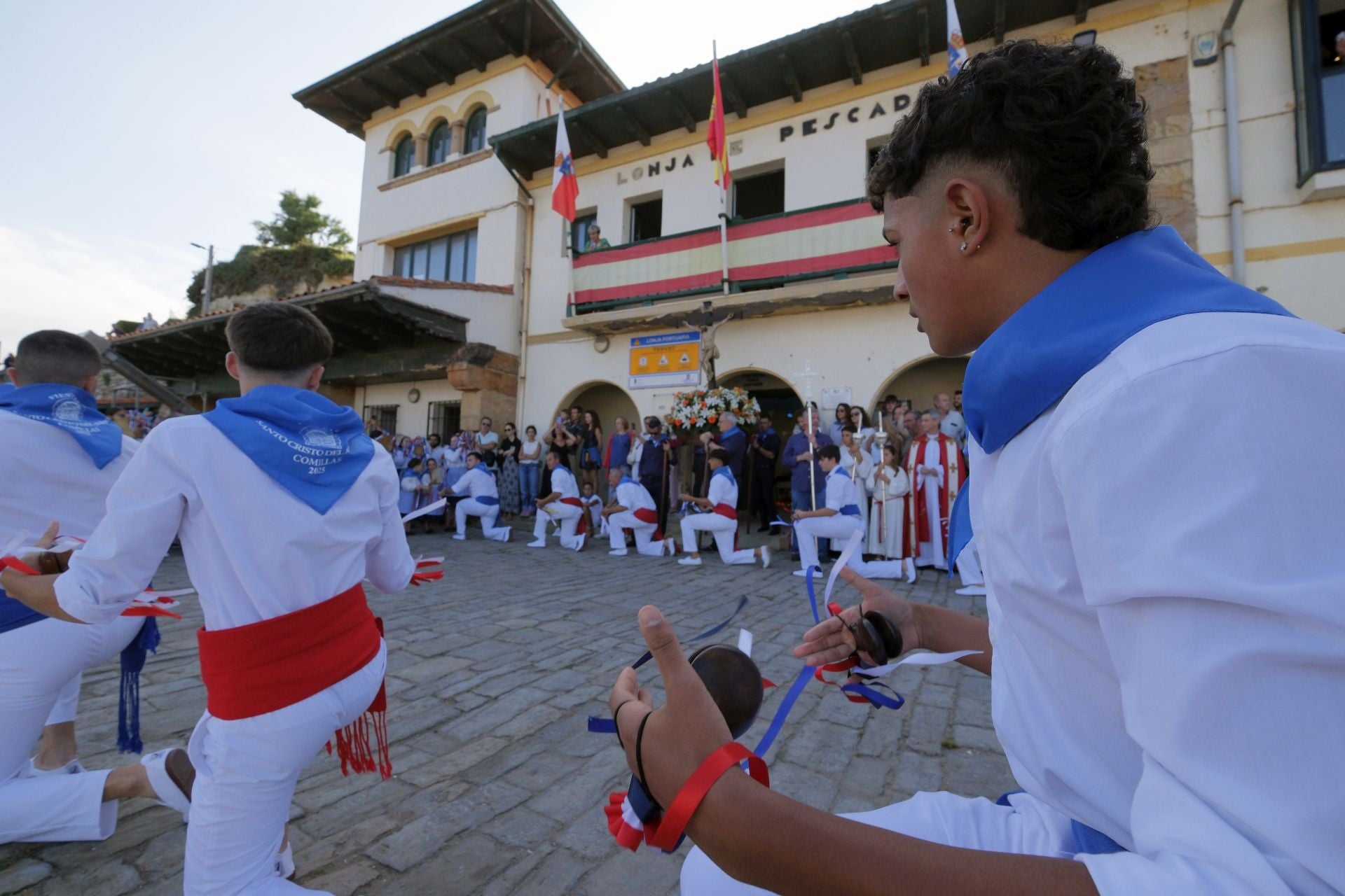 Los picayos durante la danza al Cristo del Amparo.