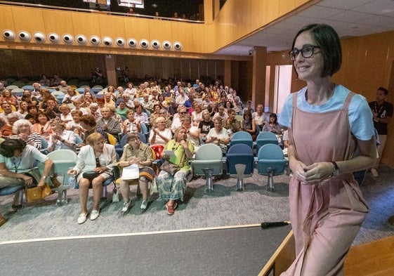La escritora Inés Martín Rodrigo, a su llegada al Paraninfo de La Magdalena, en su regreso al ciclo de los Martes Literarios.