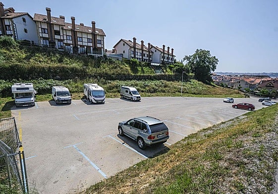 Zona junto al Hotel Bemon de Somo, donde se pretende habilitar un aparcamiento de dos plantas en altura y otra enterrada.