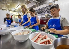 Chavales de diferentes edades, durante la preparación de las recetas
