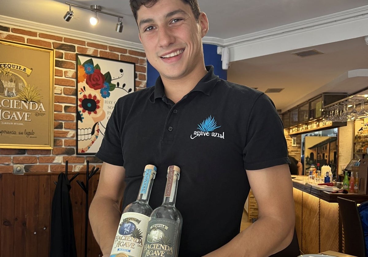 Alejandro Moreno, con el tequila propio, Hacienda Agave