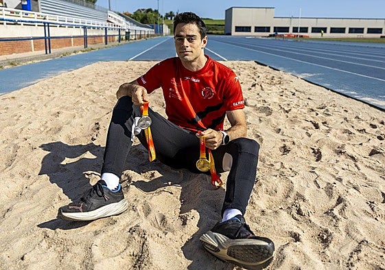 Pablo Delgado posa con las medallas logradas en el Nacional sub-23 de Badajoz en el foso de la pista del complejo Ruth Beitia.