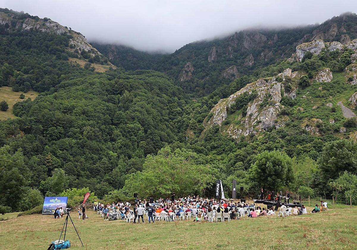El público respondió al concierto al aire libre de Suakai en la localidad lebaniega de Vendejo