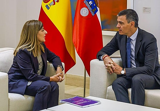 María José Sáenz de Buruaga y Pedro Sánchez, en septiembre del año pasado, en La Moncloa.
