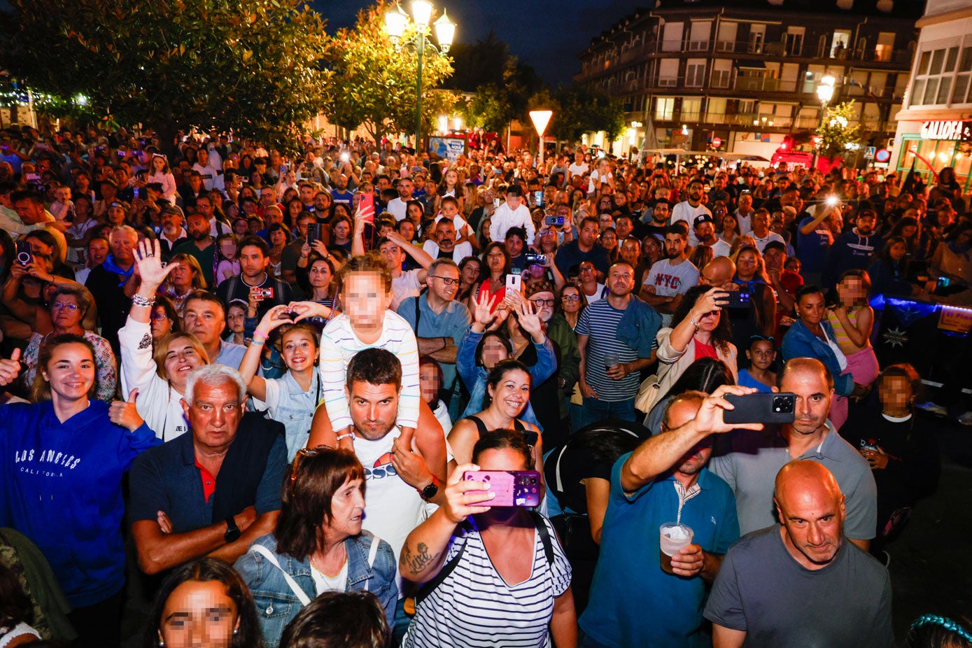 El público de Suances recibe a Isabel Aaiún