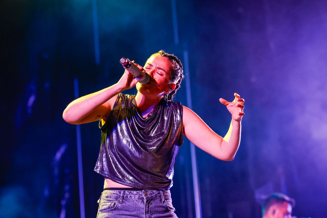 Isabel Aaiún, esforzandose en una de sus canciones.