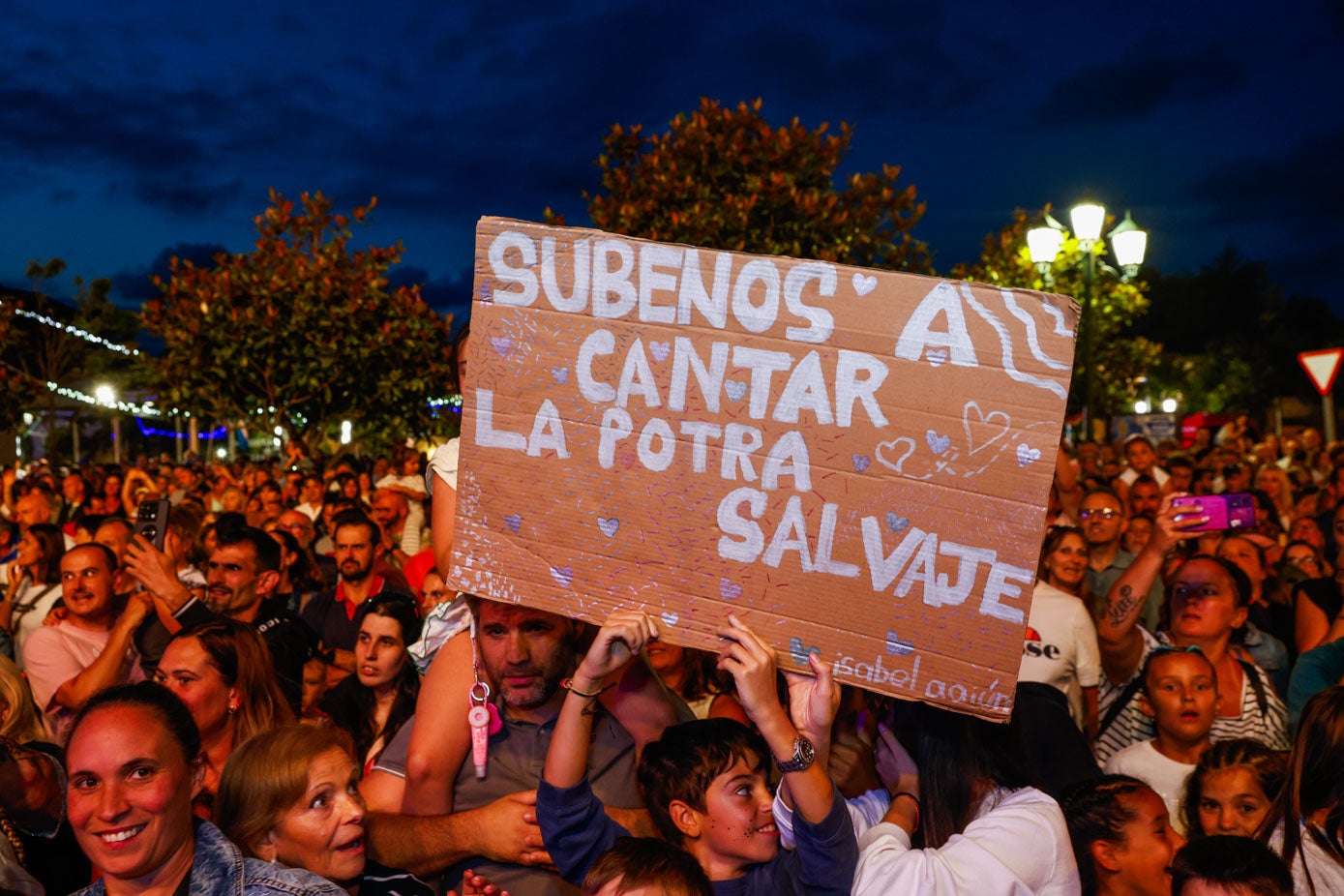 Niños pidiendo subir a bailar 'La potra salvaje'.