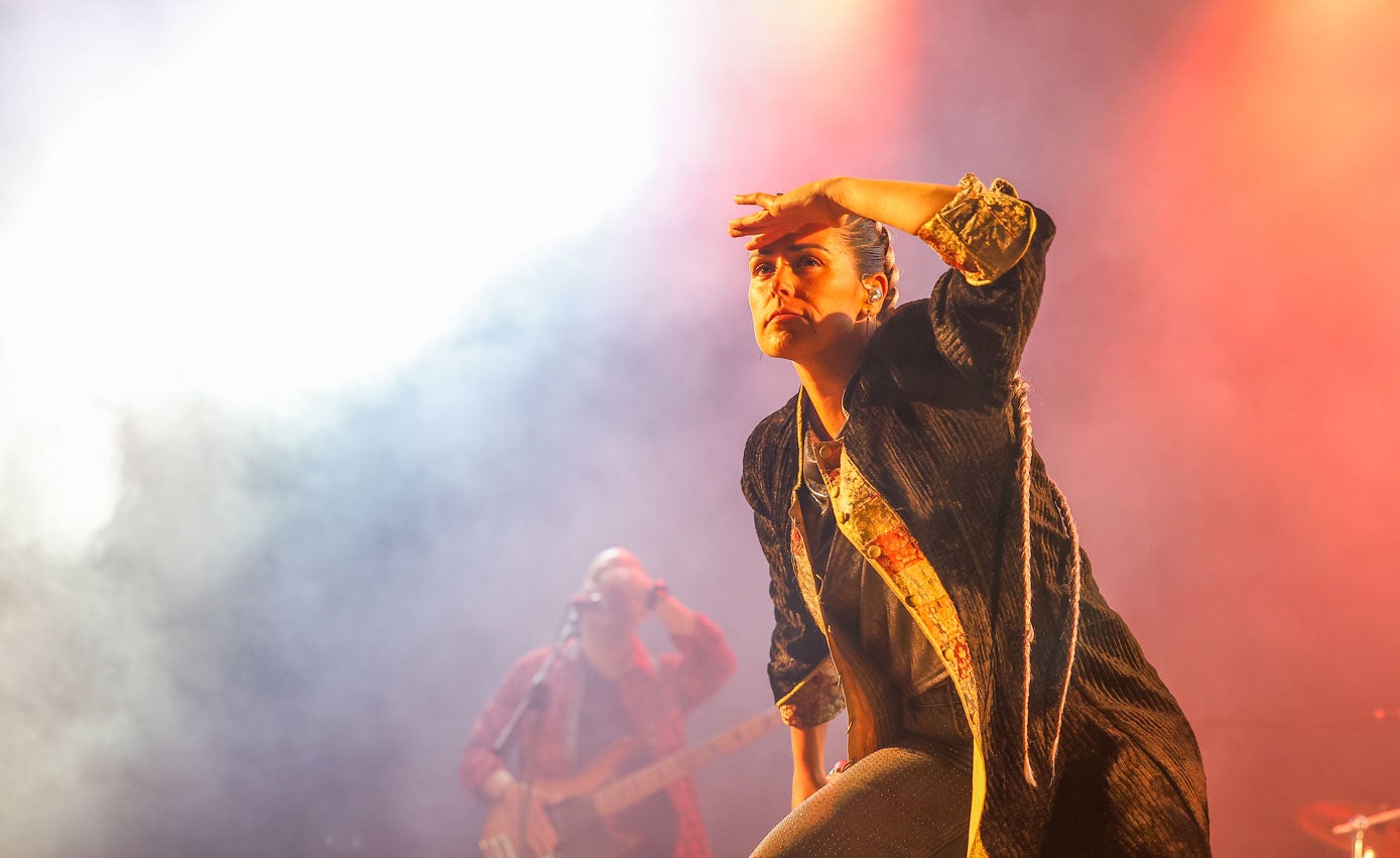 Isabel Aaiún mira al público haciendo una pose.