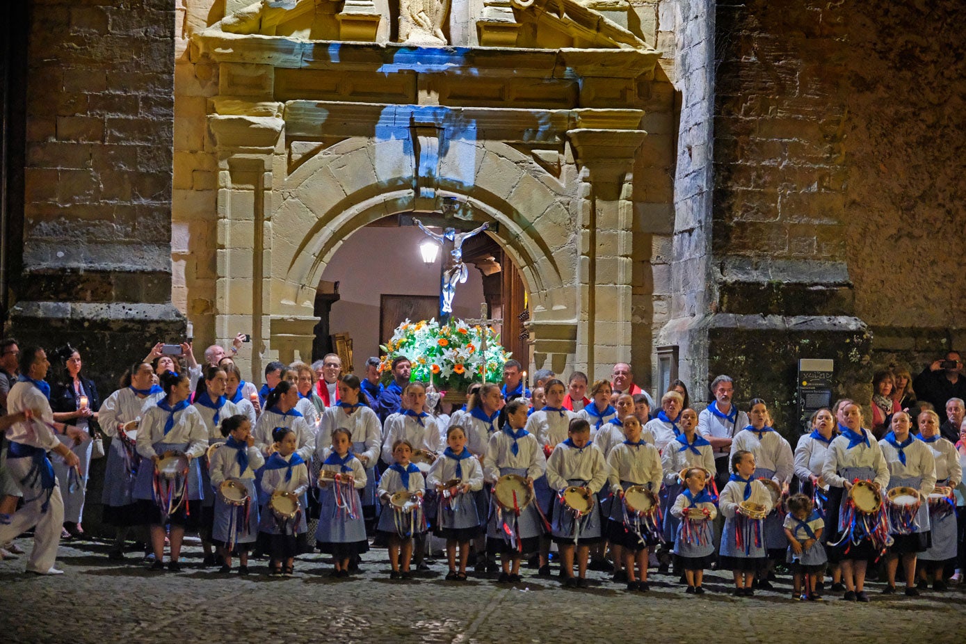 Uno de los momentos culminantes fue la salida en procesión del Santo Cristo del Amparo