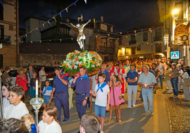 La imagen del Cristo fue portada anoche por las calles de Comillas.