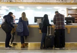 Turistas esperan en recepción para los trámites de hospedaje