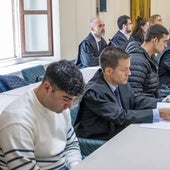 Adrián Bedia, en primer término, y Bryan Barroso, el tercero con cazadora, junto a sus abogados.