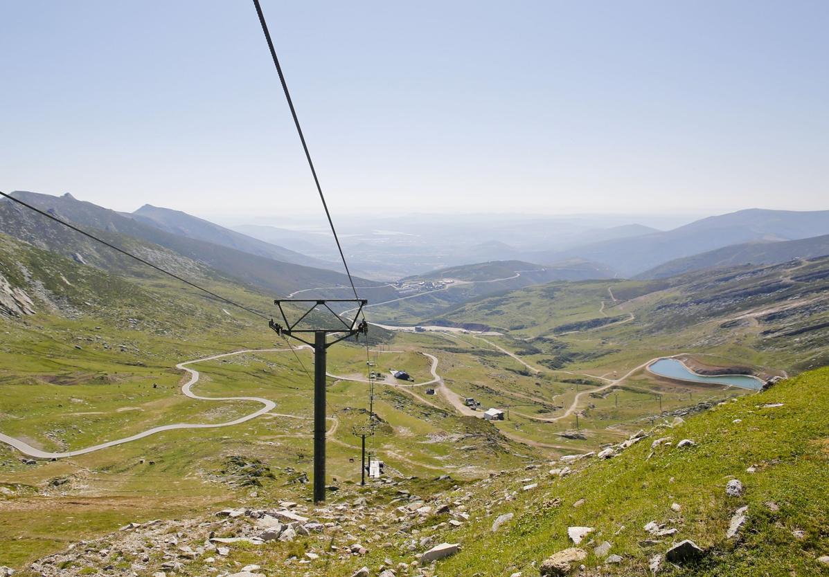 Una de las pistas de la estación de Alto Campoo durante una jornada de verano.