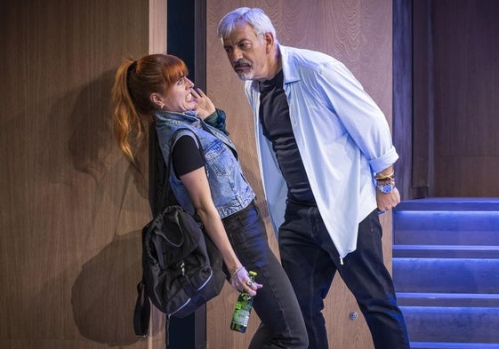 Carlos Sobera increpa a Silvia Vacas, en una de las escenas de 'Inmaduros'.