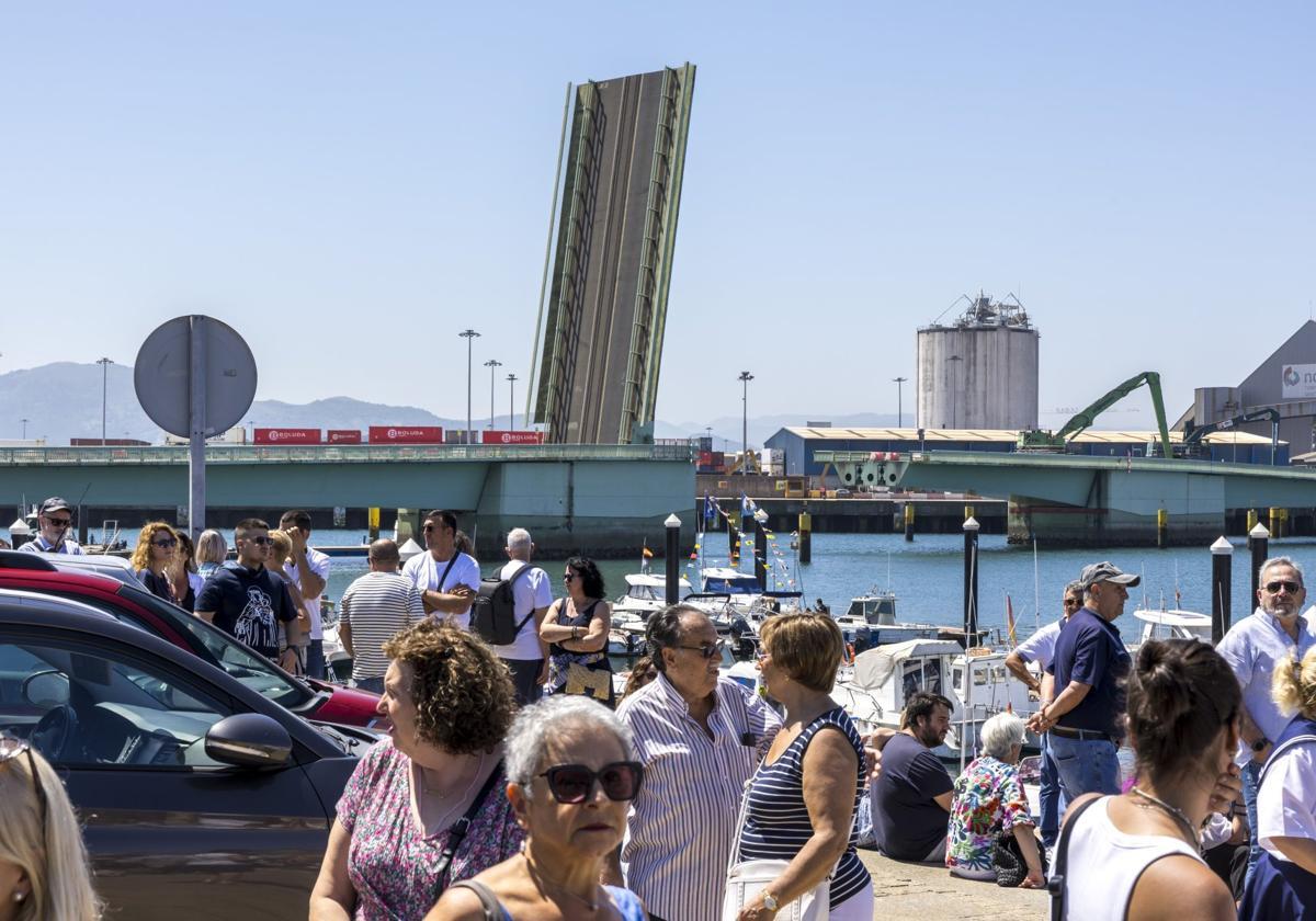La Autoridad Portuaria de Santander abrió ayer el puente levadizo de Raos.