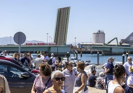 La Autoridad Portuaria de Santander abrió ayer el puente levadizo de Raos.