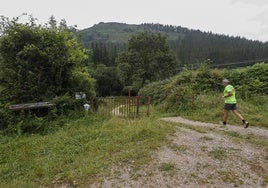 Un vecino practica deporte en los terrenos donde se proyecta la creación de la ruta y la explotación del coto de caza, en La Montaña.