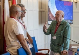 Peridis conversa con Jaime Nuño, director del curso y José María Sadia, uno de los ponentes.