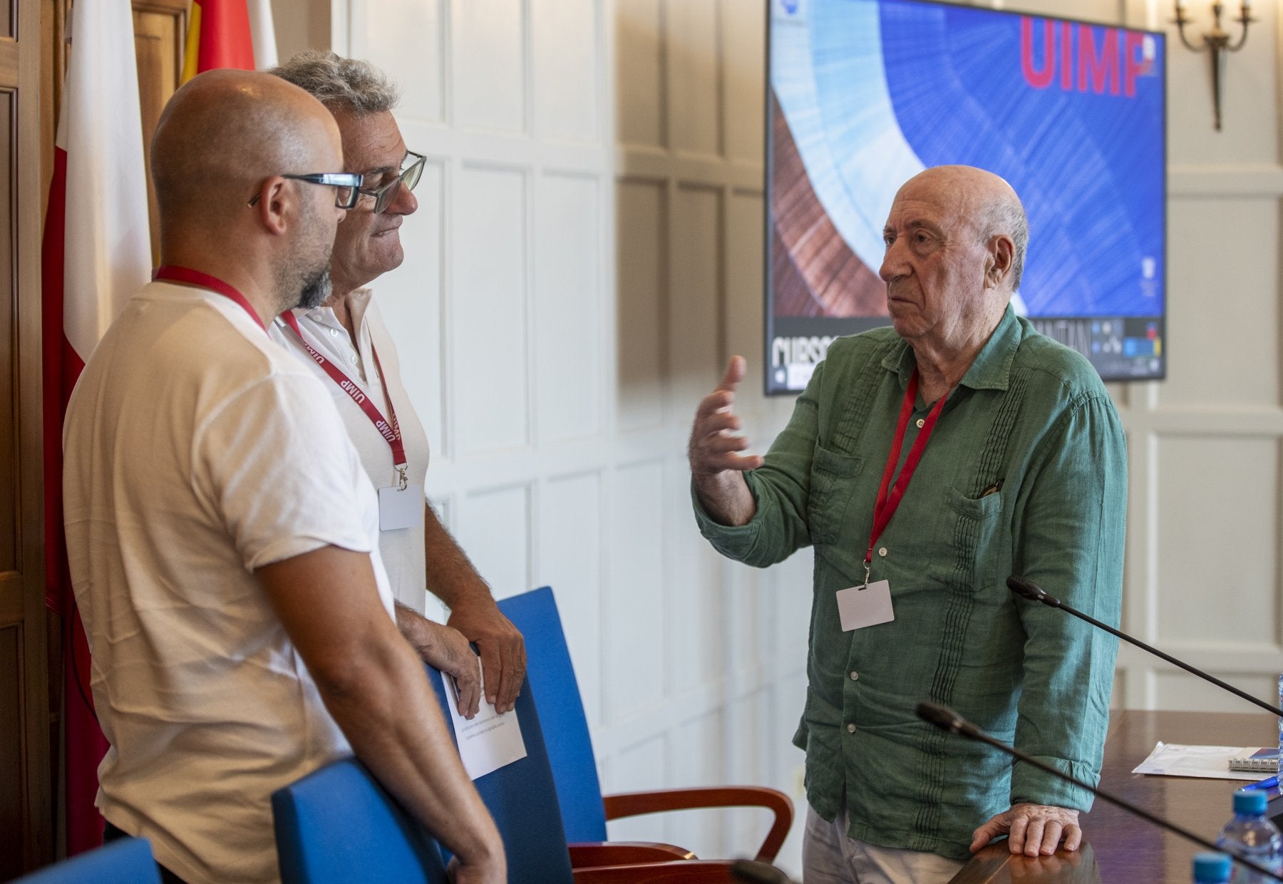Peridis conversa con Jaime Nuño, director del curso y José María Sadia, uno de los ponentes.