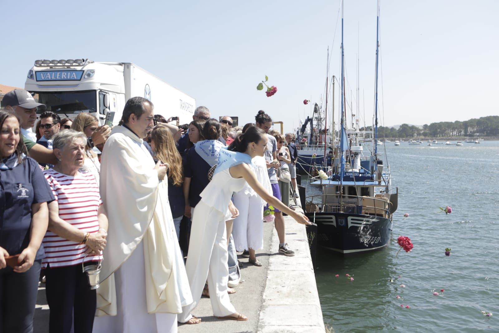 Ofrenda floral por los marineros fallecidos en el muelle pesquero.