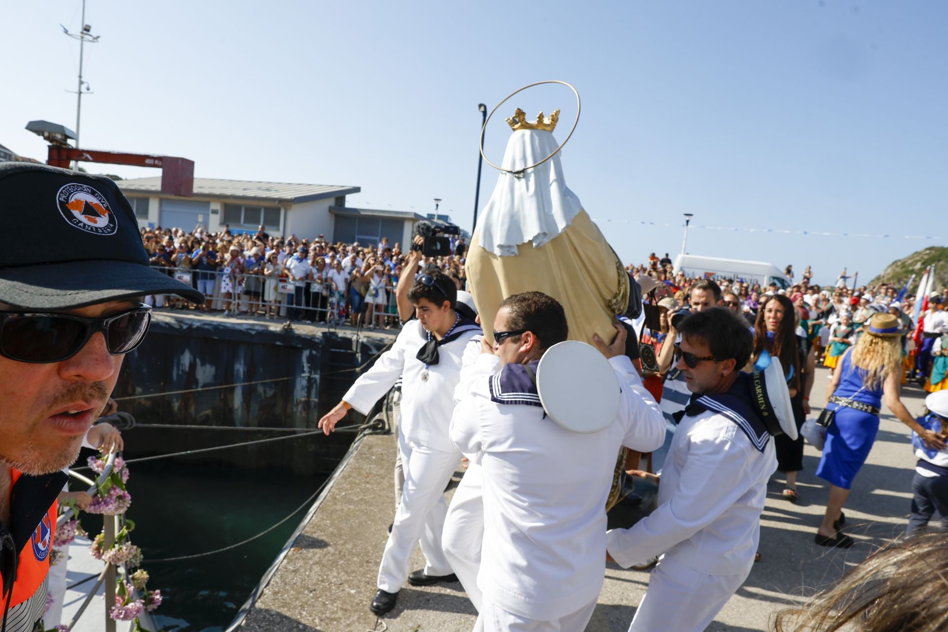 Momento del embarque de la Virgen en el pesquero Madre Begoña.