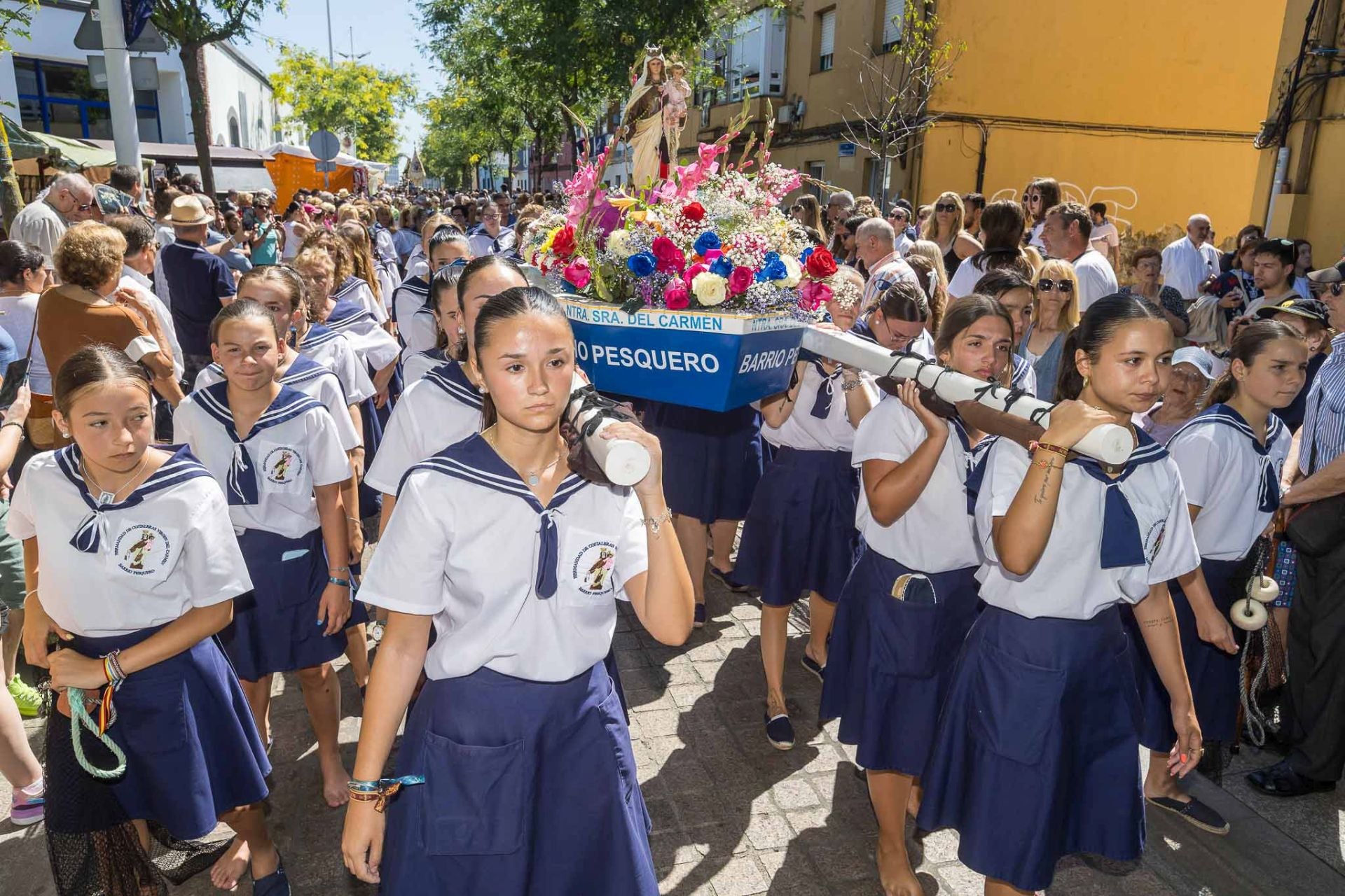En la Hermandad de las Costaleras hay mujeres desde los tres y hasta pasados los sesenta años. 