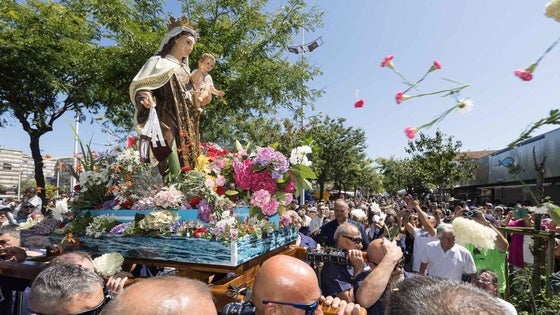 Los costaleros portan la imagen de la Virgen del Carmen, este miércoles, en la procesión terrestre del Barrio Pesquero.