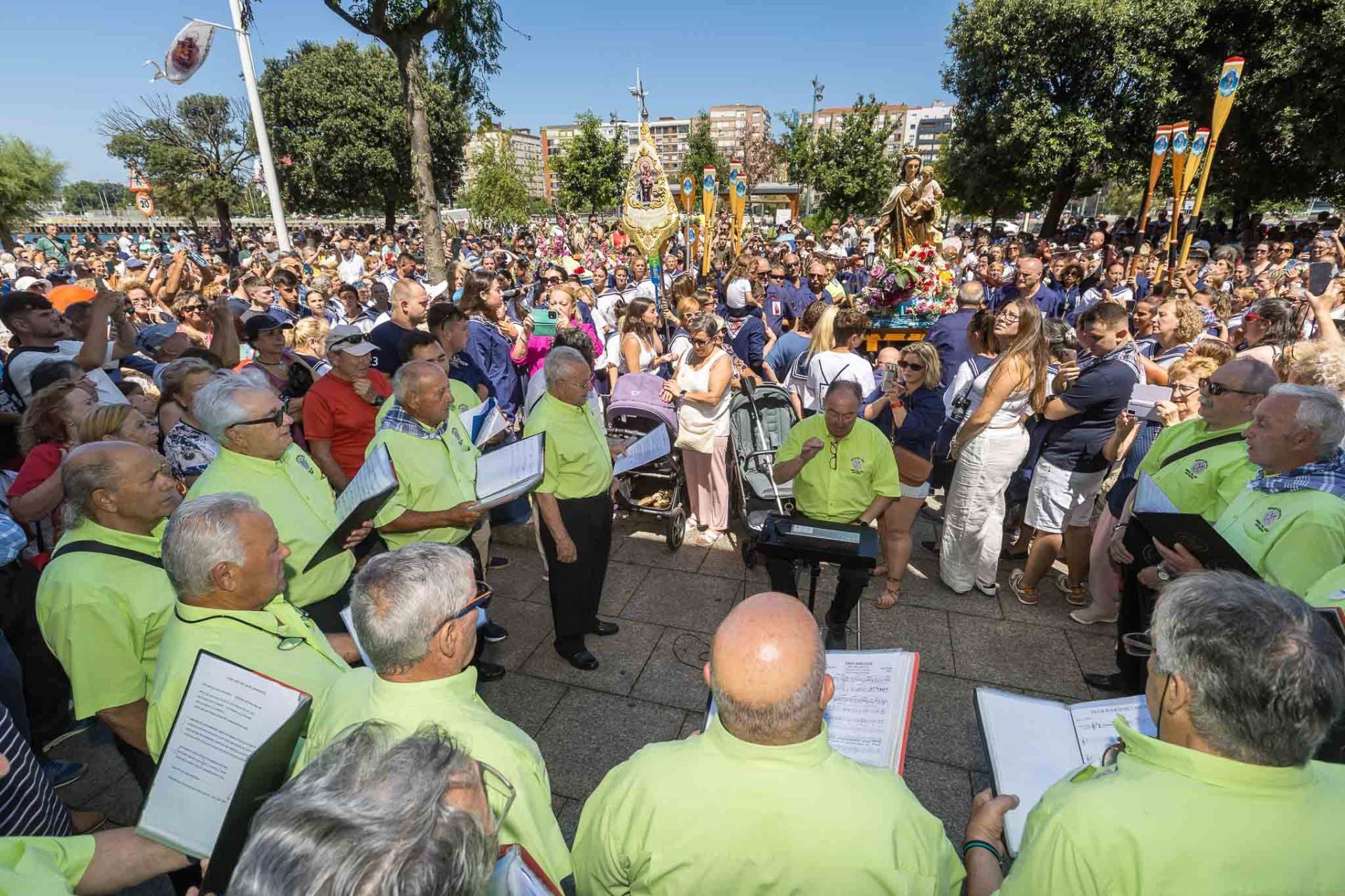 La Agrupación Coral Amigos del Mar cantan la canción 'Háblame del mar marinero', de Pepa Flores, frente a la casa de Alberto Pico, el curra del Barrio Pesquero, que falleció hace once años. 