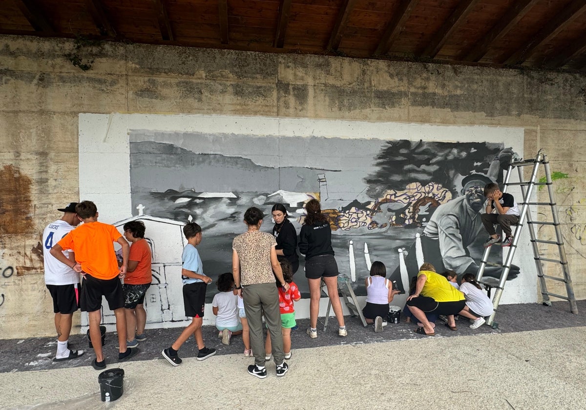 Algunos de los participantes dando los últimos toques al mural de Bielva.