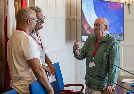 Peridis conversa con Jaime Nuño, director del curso y José María Sadia, uno de los ponentes
