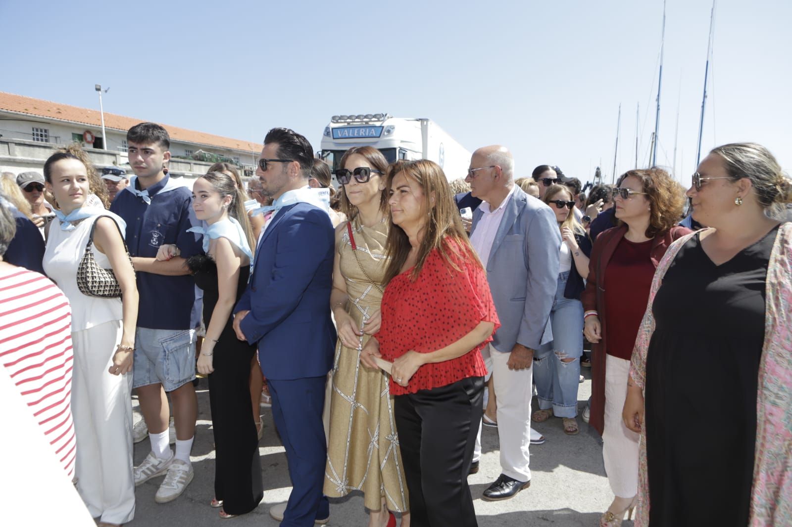Miembros de la Comisión de Fiestas del Carmen llevan en andas la imagen de la Virgen en la procesión por el puerto.