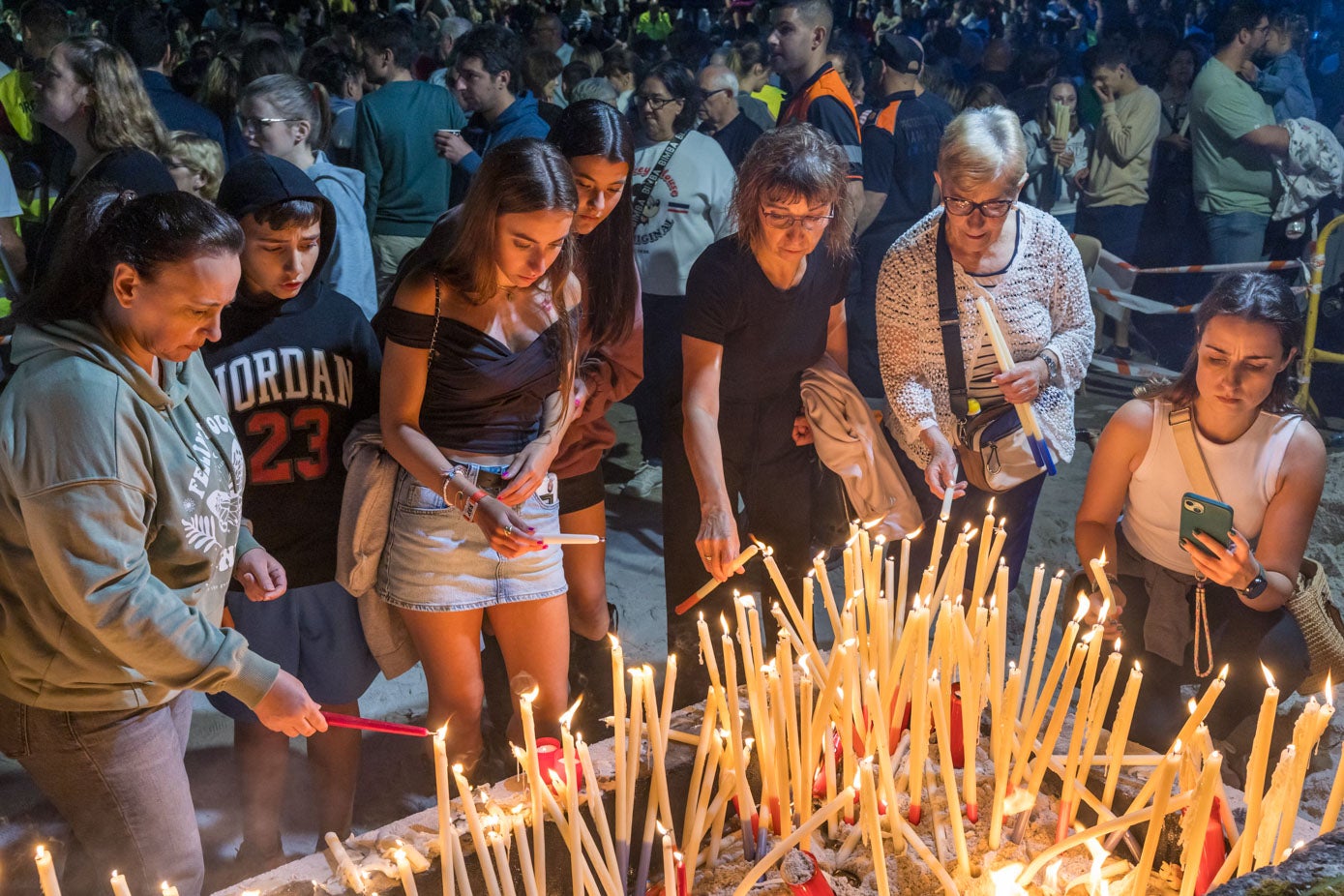Los fosos para poner las velas están a la izquierda si uno mira de frente hacia el templo. Las colas fueron muy largas, «más que nunca», decían muchos.