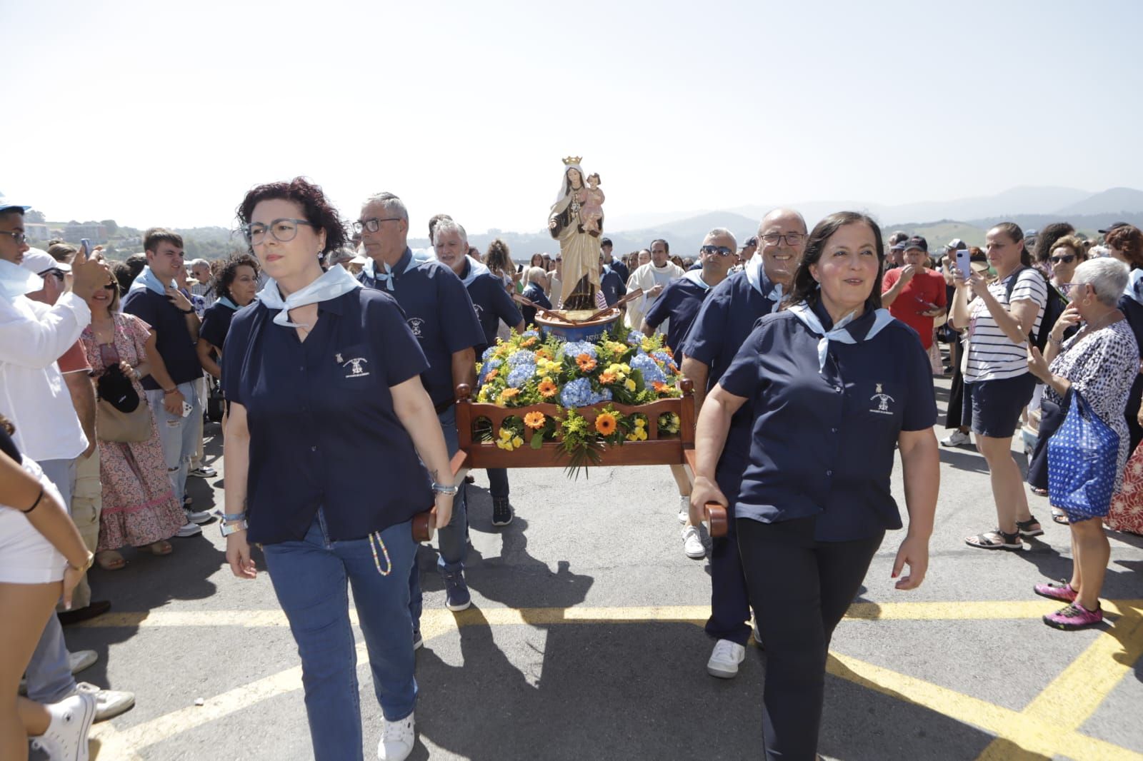 Emoción en la procesión y en la ofrenda floral por los marineros fallecidos