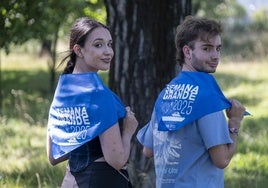 Dos jóvenes lucen el pañuelo de fiestas que mañana se regala con El Diario Montañés.