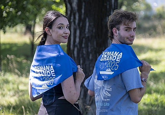 Dos jóvenes lucen el pañuelo de fiestas que mañana se regala con El Diario Montañés.