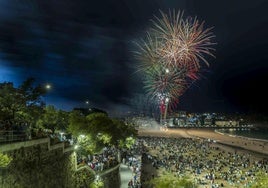 En la víspera de Santiago, de noche, la playa se llena todos los años para mirar al cielo y ver los fuegos artificiales.