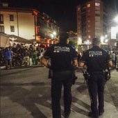 Agentes de la Policía Local en la plaza de Cañadío de Santander.