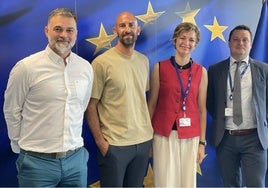 Gonzalo Silió y Gonzalo Colsa junto a dos miembros de la comisión europea