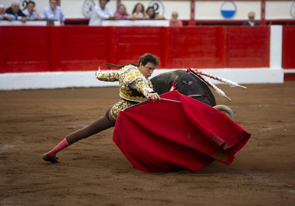 Hay tardes de toros esperadas en la Feria de Santiago y la del día 25 es una de ellas. Con Roca Rey (en la foto), acompañado de El Cid y Jarocho, con toros de Victorino Martín. La tarde promete.