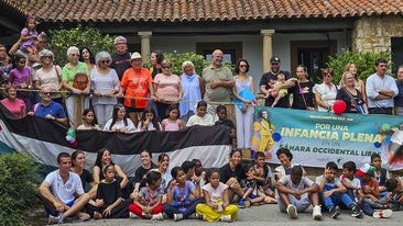 Menores saharauis, ayer, con las familias de acogida a su llegada a la Granja Escuela de Heras.