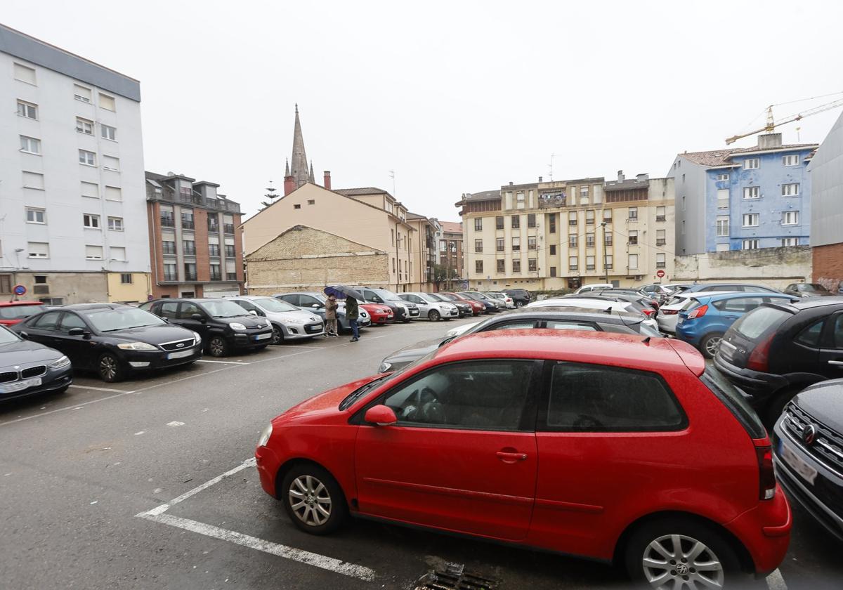 El céntrico aparcamiento de Novalina, donde aparca un centenar de vehículos desde hace años, en Torrelavega.