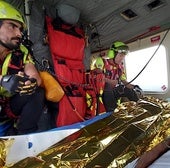 El helicóptero del 112 evacúa al bañista hacia el Seve Ballesteros, punto de enlace para su ingreso en Valdecilla.