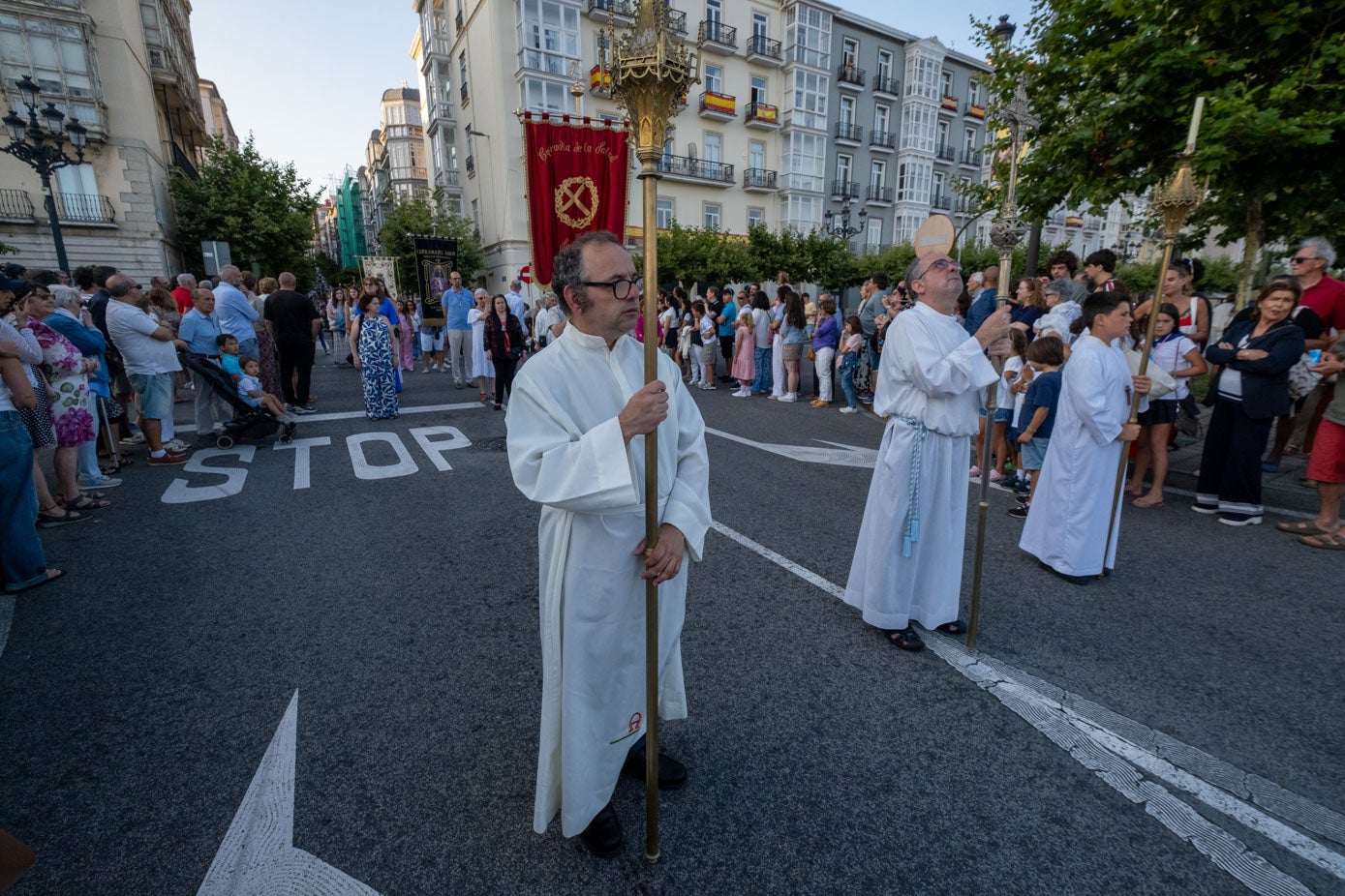 Numerosas personas se acercaron al paso de la procesión por las calles del centro de Santander.