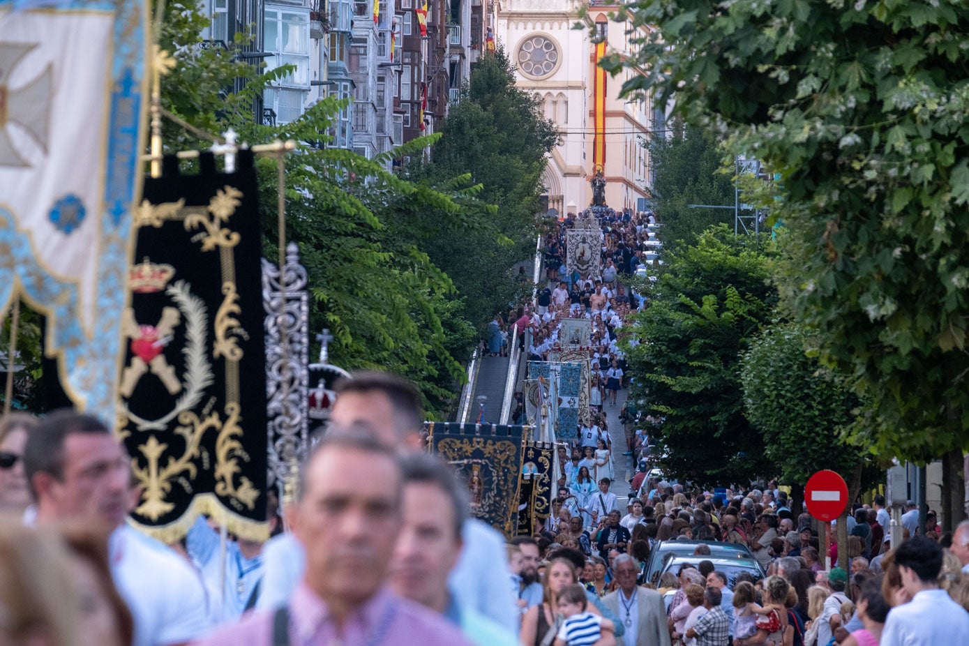 Centenares de personas acompañan a la virgen a la salida de la iglesia,