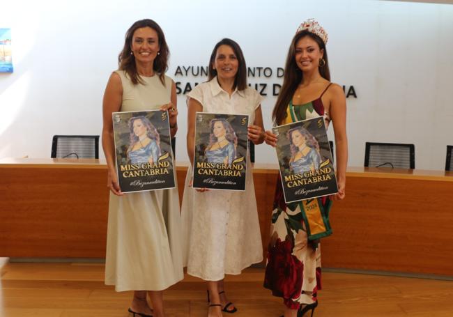 Imagen de la presentación oficial del evento en el Ayuntamiento de Bezana. De izquierda a derecha, la responsable del certamen, Candelaria Rodríguez; la alcaldesa del municipio, Carmen Pérez; y la actual Miss Grand Cantabria, la bezaniega Valeria Olivares.