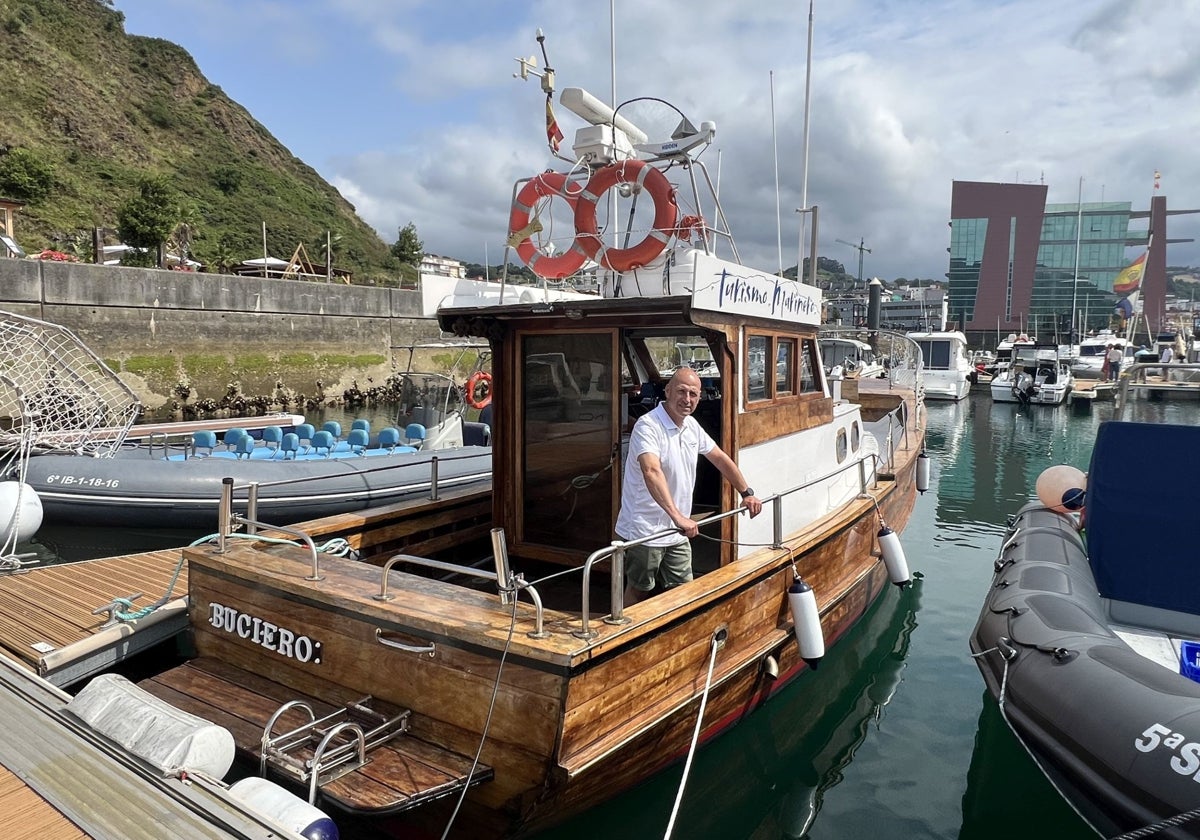 Sergio Valle en el Buciero, el barco que ha adquirido y adaptado a esta nueva actividad turística.