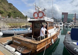 Sergio Valle en el Buciero, el barco que ha adquirido y adaptado a esta nueva actividad turística.